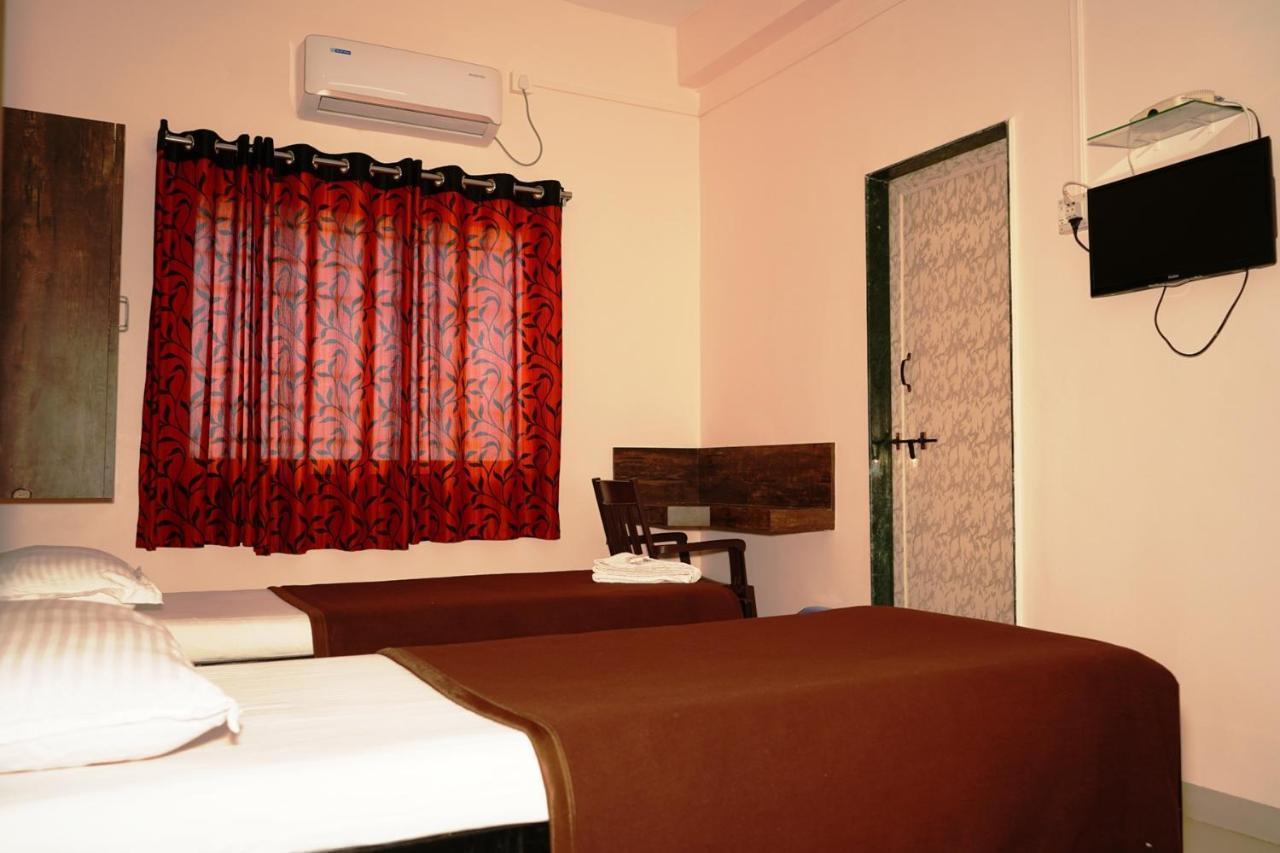 Yuvraj Lodge Osmanabad Exterior photo